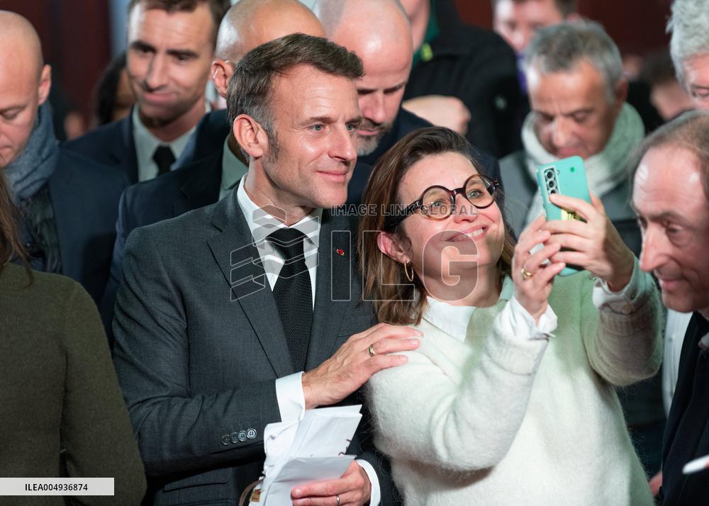Macron meets readers of the Ebra group - Mirecourt