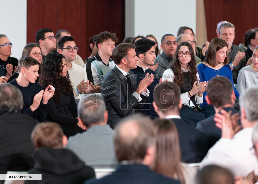 Macron meets readers of the Ebra group - Mirecourt