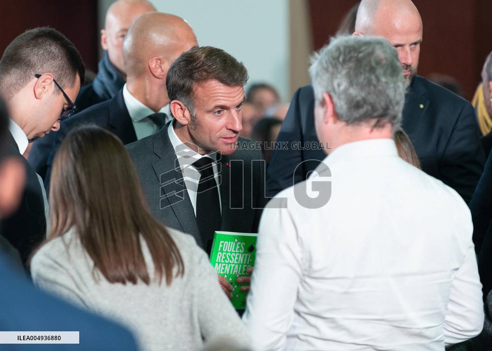 Macron meets readers of the Ebra group - Mirecourt