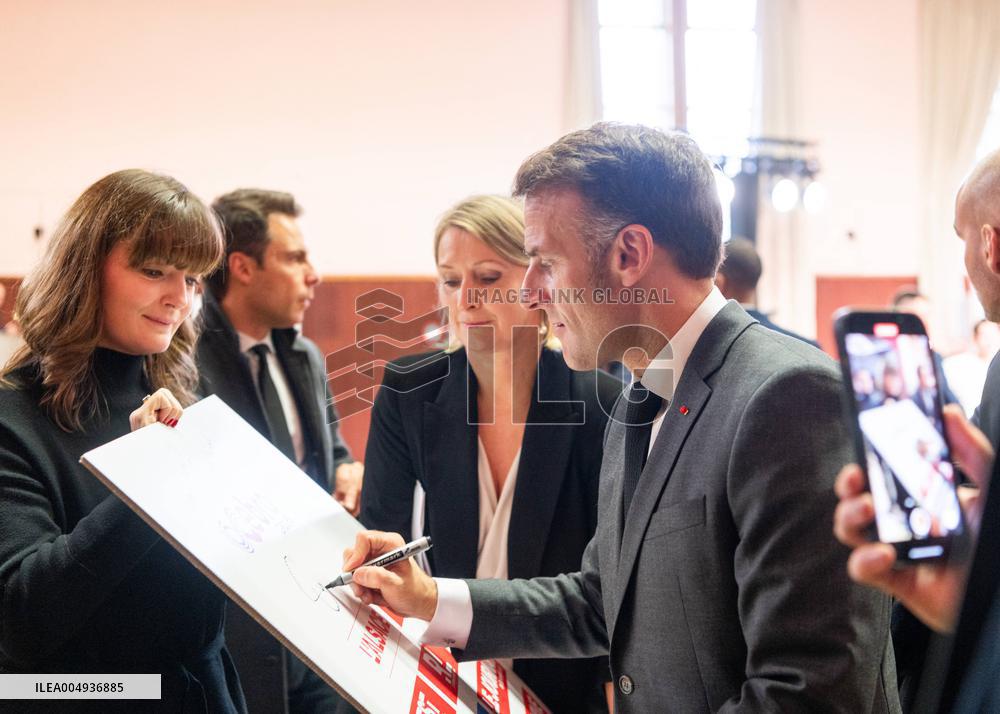 Macron meets readers of the Ebra group - Mirecourt