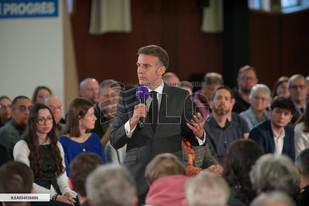 Macron meets readers of the Ebra group - Mirecourt