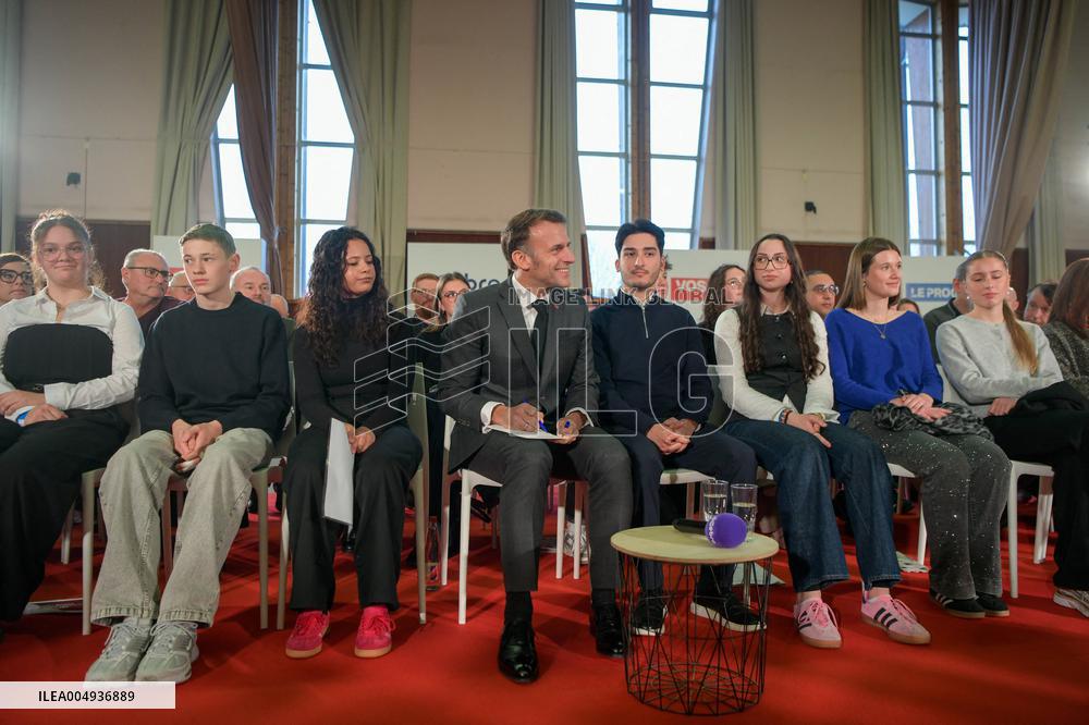Macron meets readers of the Ebra group - Mirecourt