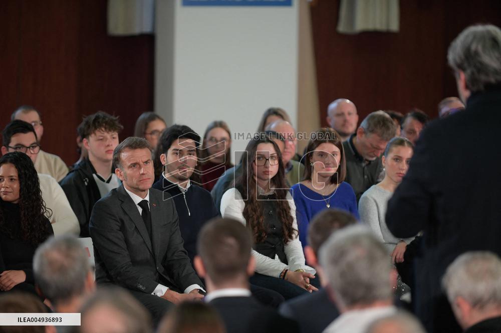 Macron meets readers of the Ebra group - Mirecourt