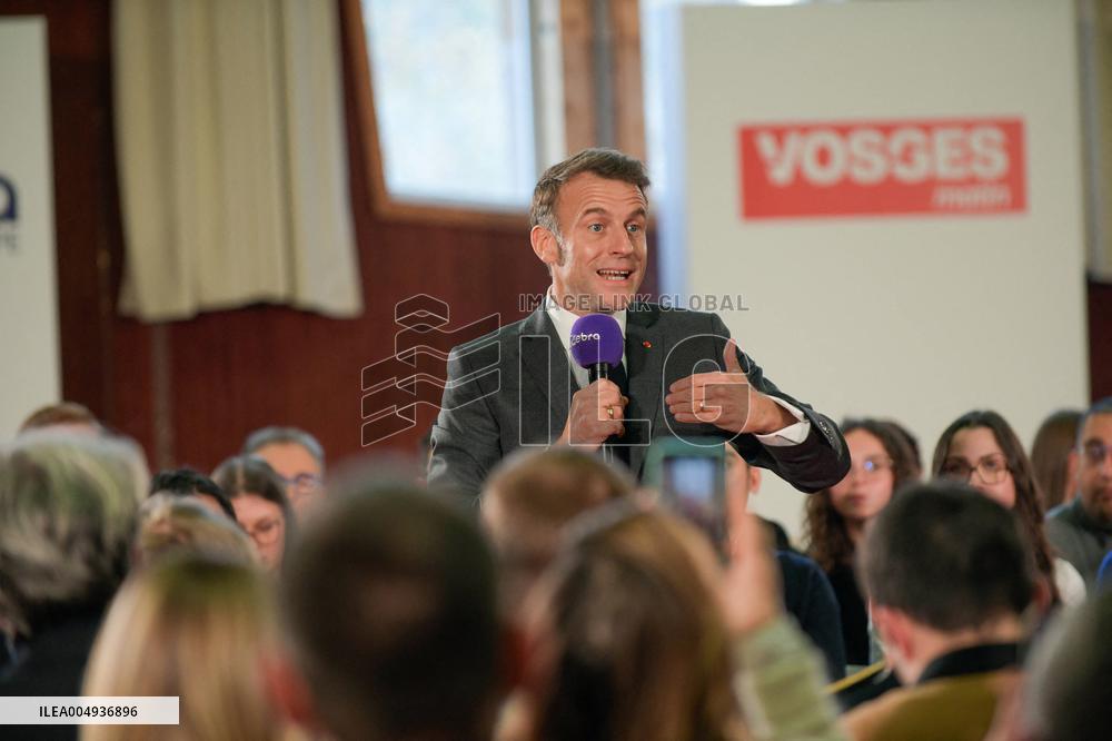 Macron meets readers of the Ebra group - Mirecourt