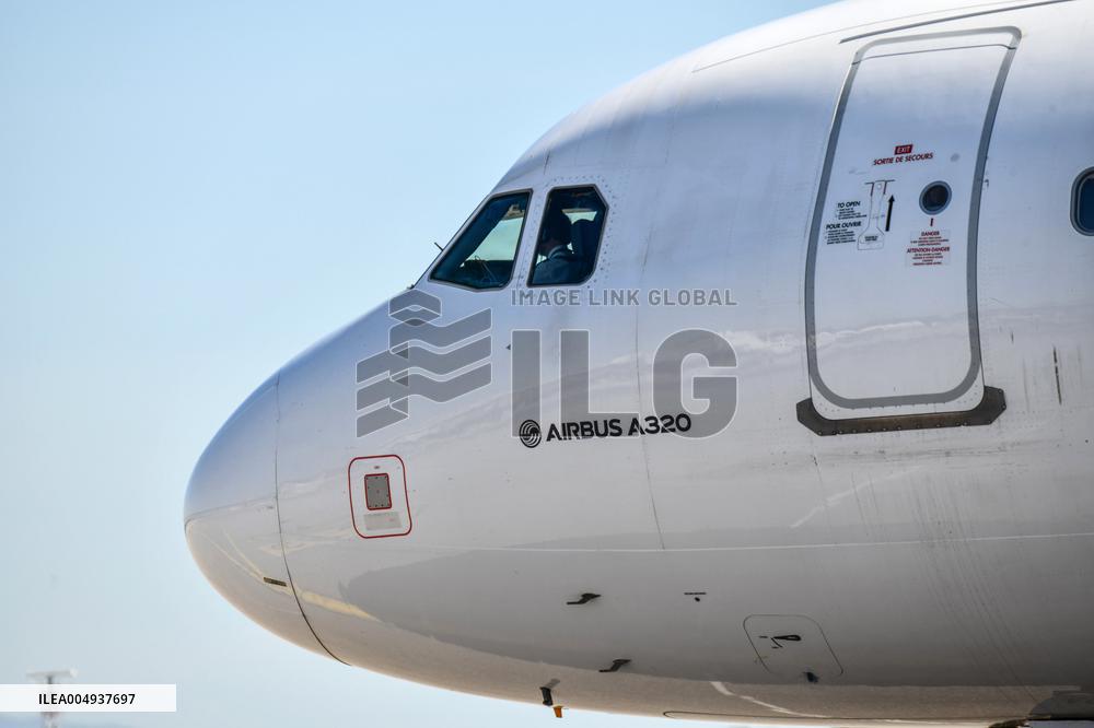 Colombier-Saugnieu (69): Aeroport de Lyon Saint-Exupery