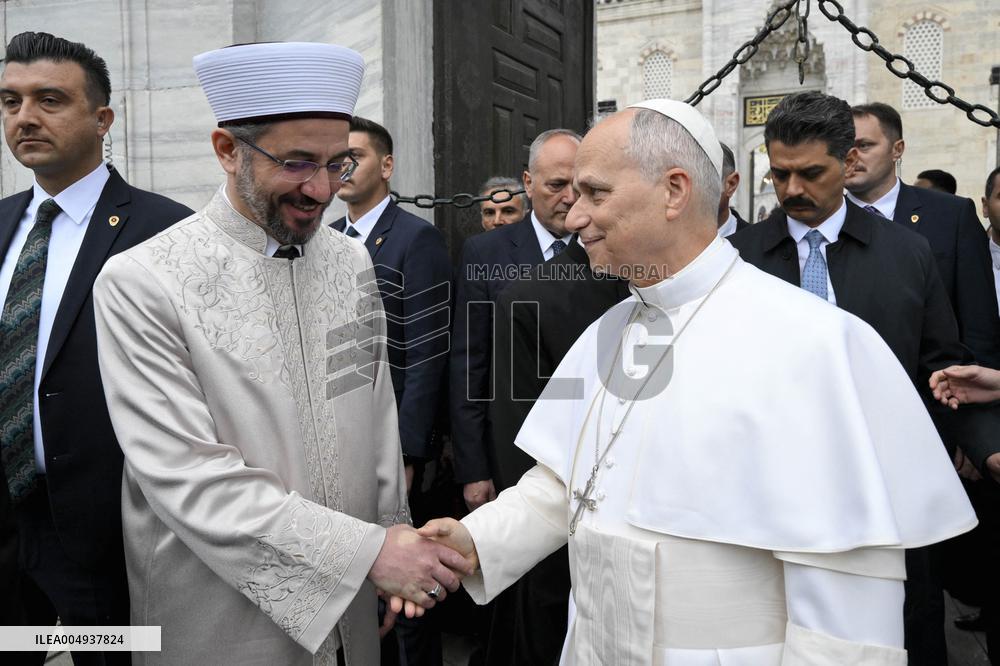 Pope Leo XIV visits Sultanahmet Mosque in Istanbul - Turkey