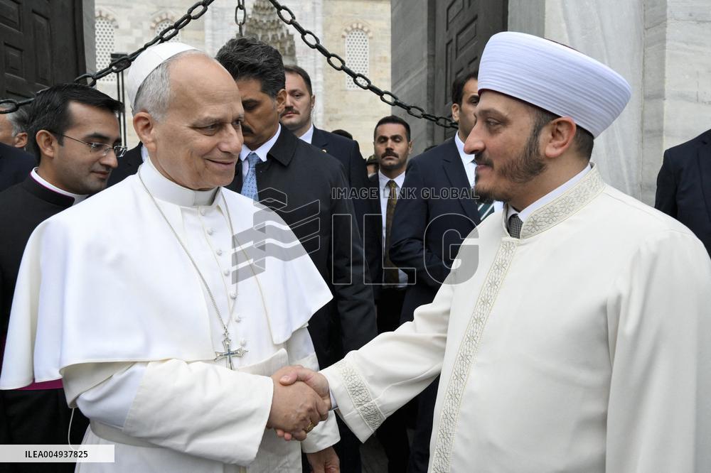 Pope Leo XIV visits Sultanahmet Mosque in Istanbul - Turkey