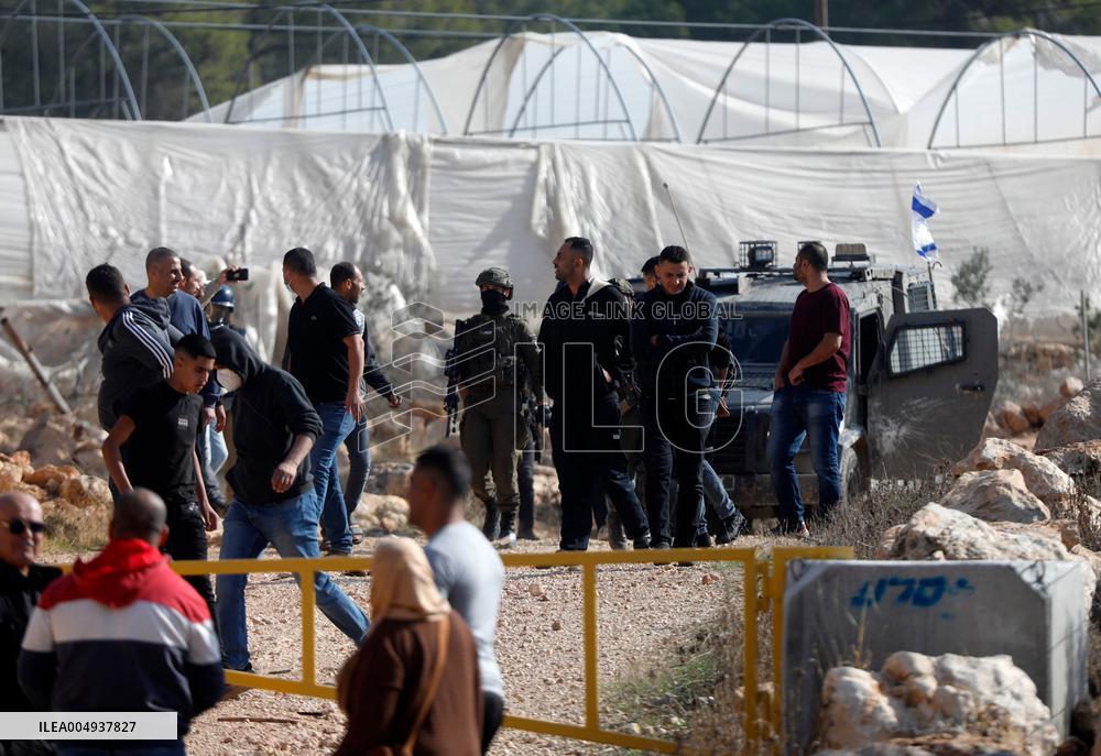 Israeli settlers Block Palestinian farmers' Access to Agricultural Field - Hebron