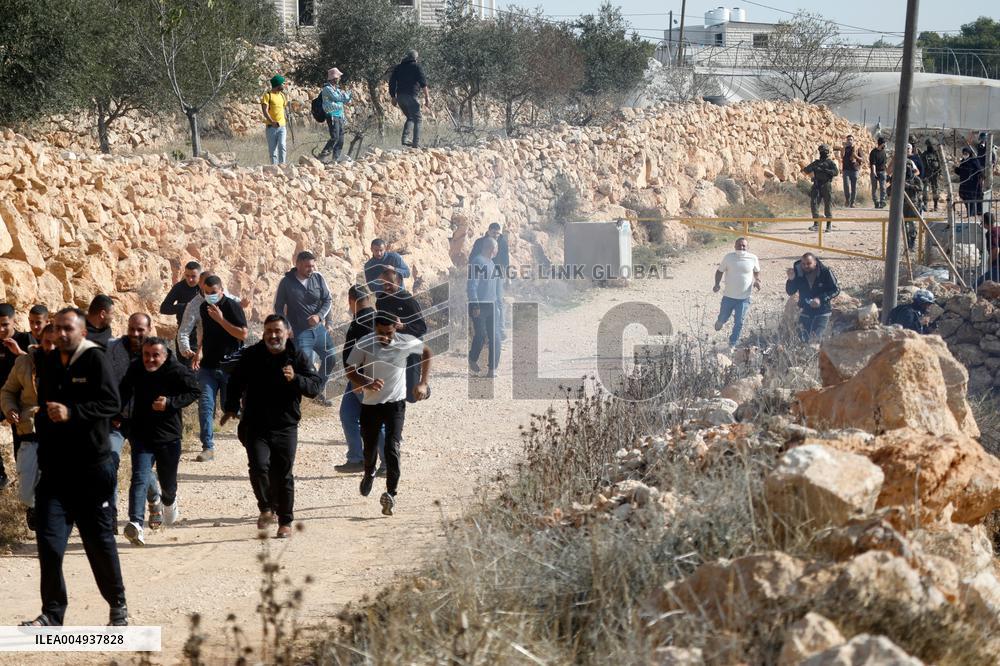 Israeli settlers Block Palestinian farmers' Access to Agricultural Field - Hebron