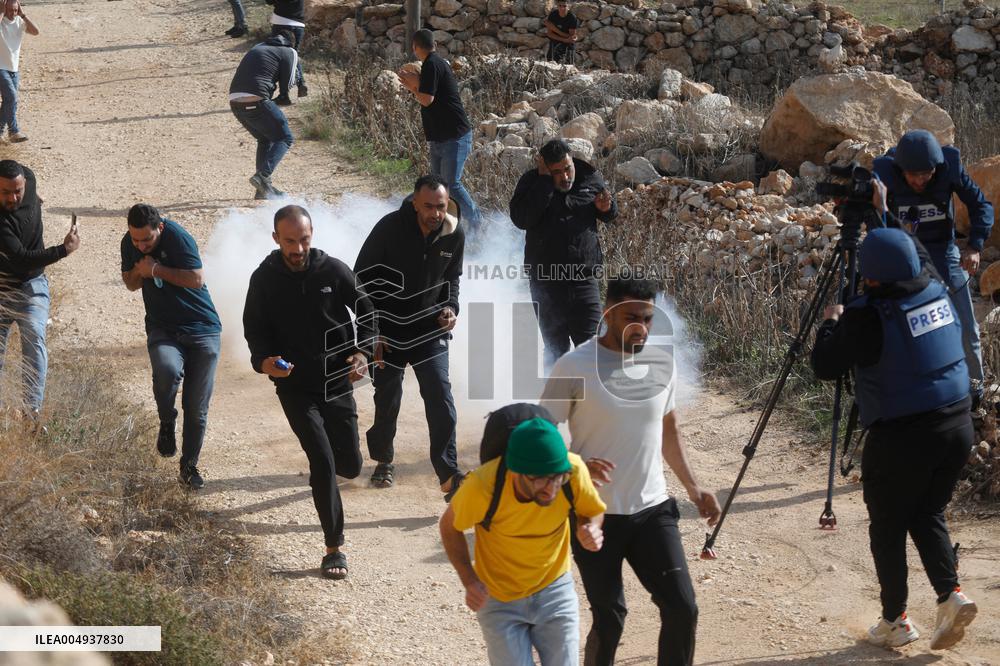 Israeli settlers Block Palestinian farmers' Access to Agricultural Field - Hebron
