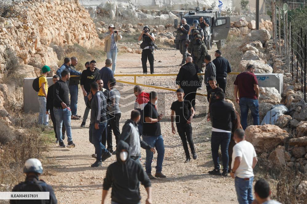 Israeli settlers Block Palestinian farmers' Access to Agricultural Field - Hebron