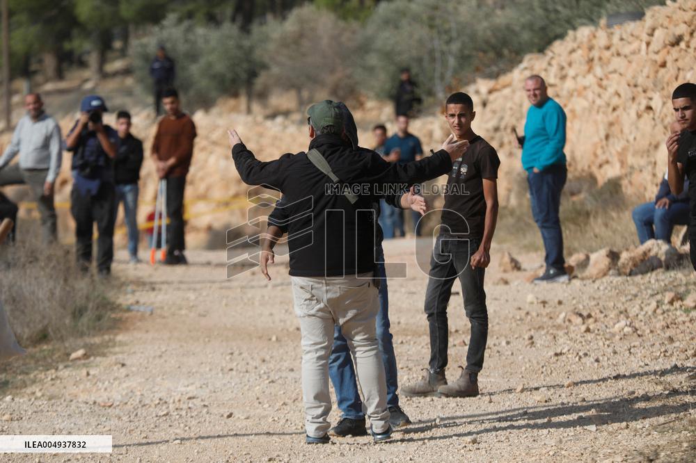 Israeli settlers Block Palestinian farmers' Access to Agricultural Field - Hebron