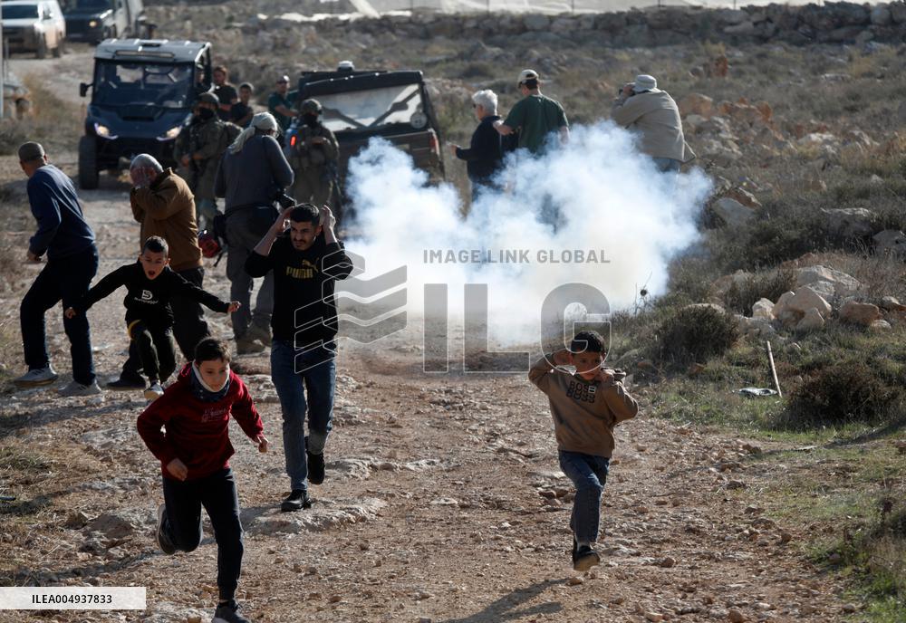 Israeli settlers Block Palestinian farmers' Access to Agricultural Field - Hebron