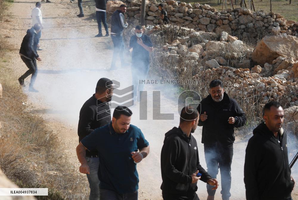 Israeli settlers Block Palestinian farmers' Access to Agricultural Field - Hebron