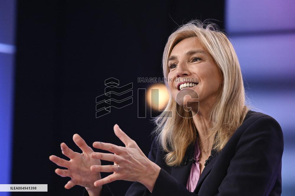 Agnes Evren On Dimanche En Politique - Paris