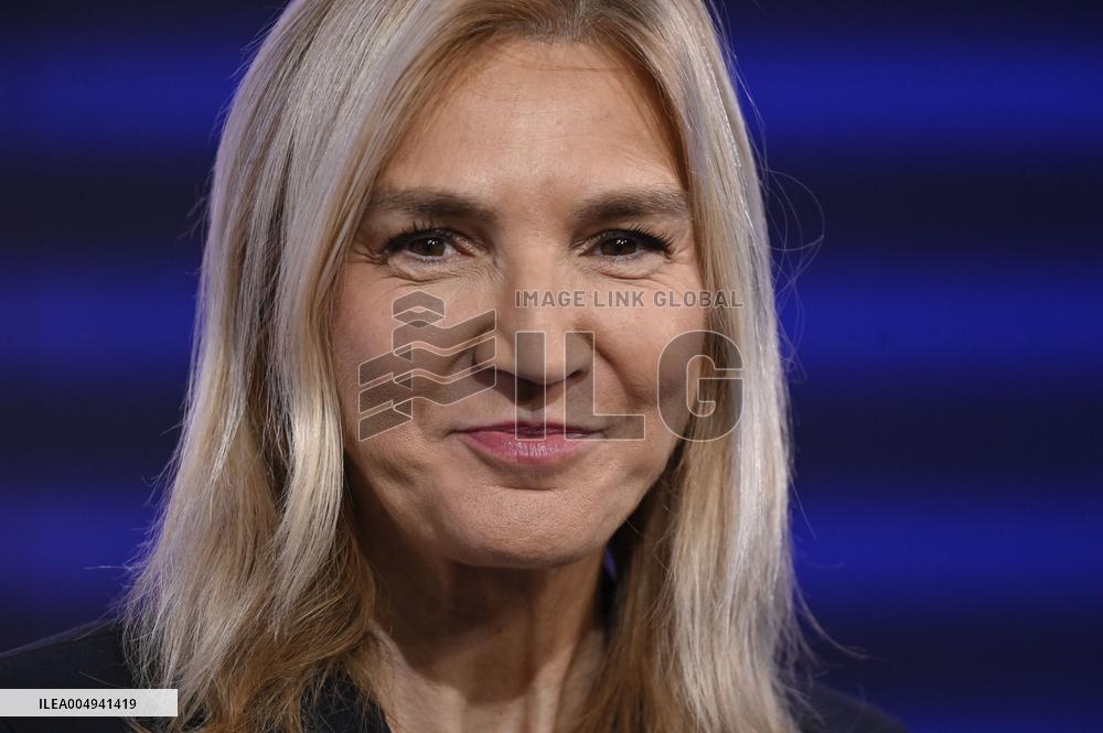 Agnes Evren On Dimanche En Politique - Paris