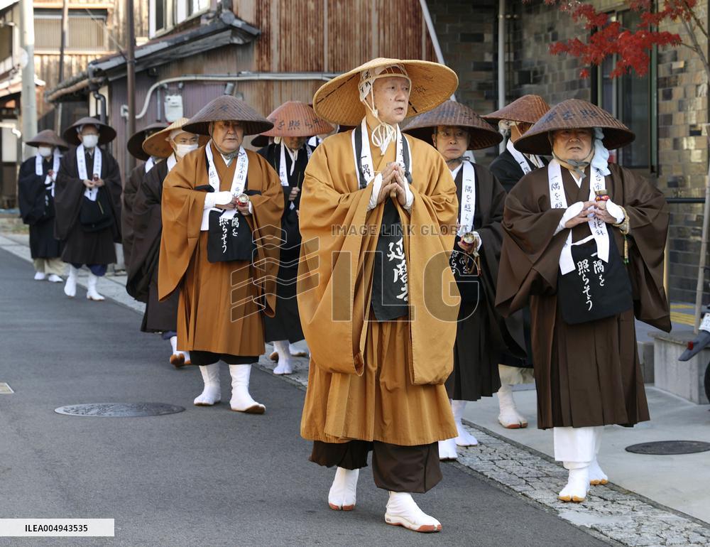 Nationwide street fundraising by Buddhist monks