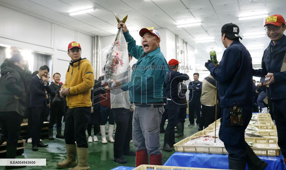 Season's first yellowtail auction