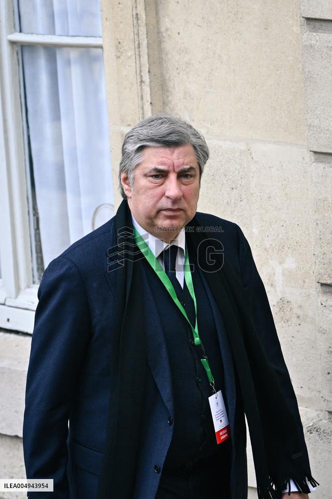 Emmanuel Macron welcomes Volodymyr Zelensky at the Elysee FA