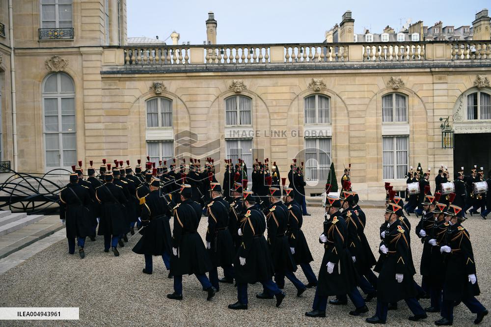 Emmanuel Macron welcomes Volodymyr Zelensky at the Elysee FA