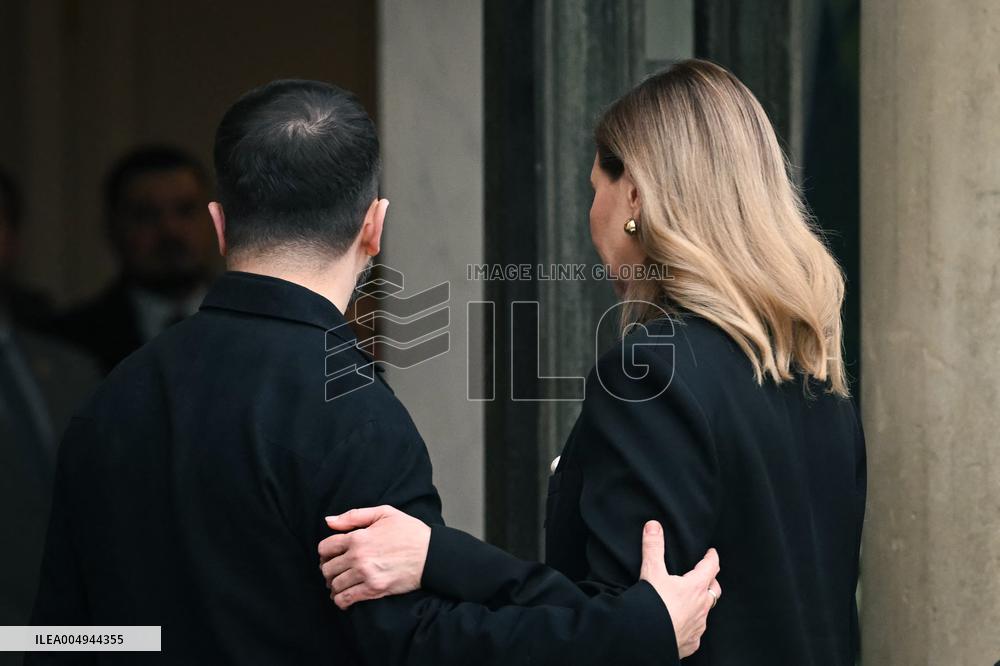 Emmanuel and Brigitte Macron welcome Olena Zelenska at the Elysee FA
