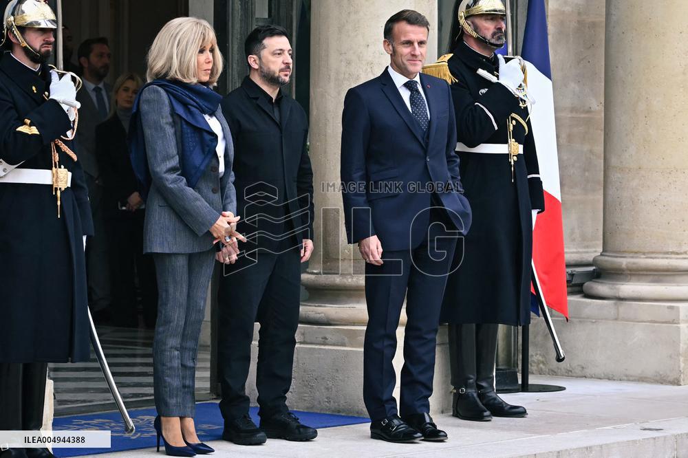 Emmanuel and Brigitte Macron welcome Olena Zelenska at the Elysee FA