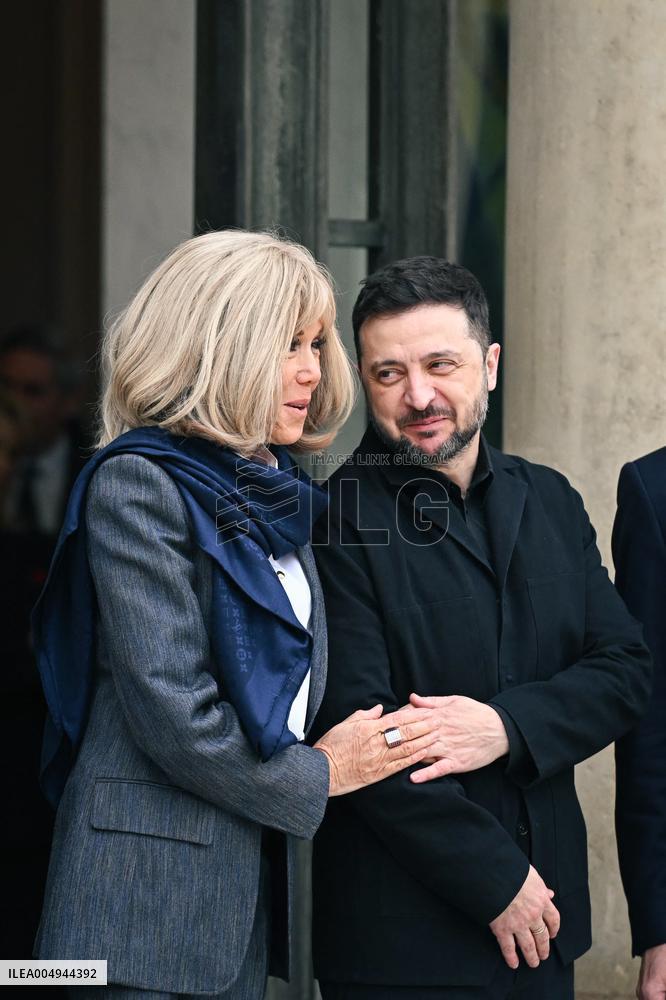 Emmanuel and Brigitte Macron welcome Olena Zelenska at the Elysee FA