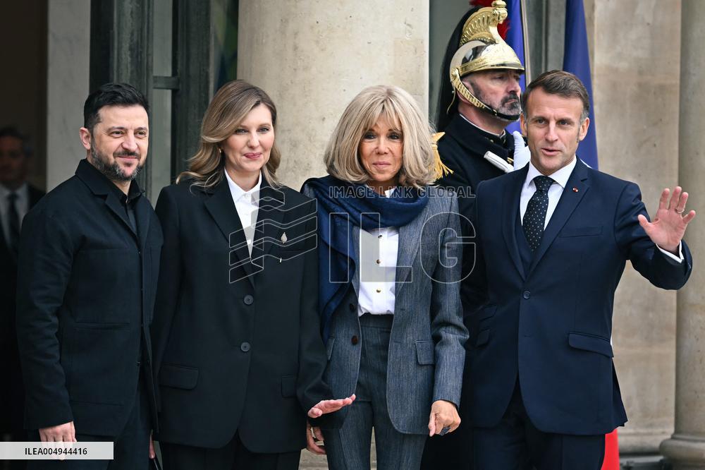 Emmanuel and Brigitte Macron welcome Olena Zelenska at the Elysee FA