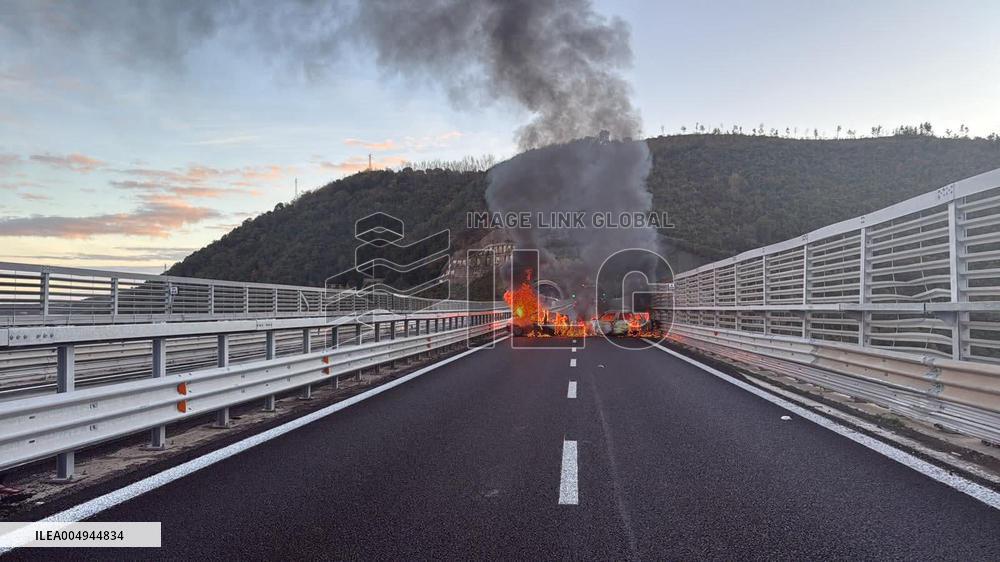 Armed Force Attacked A Van On The A2 Motorway -  Reggio Calabria
