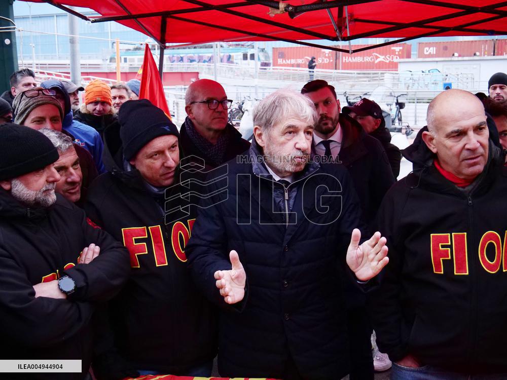 Steel Workers on Strike - Genoa