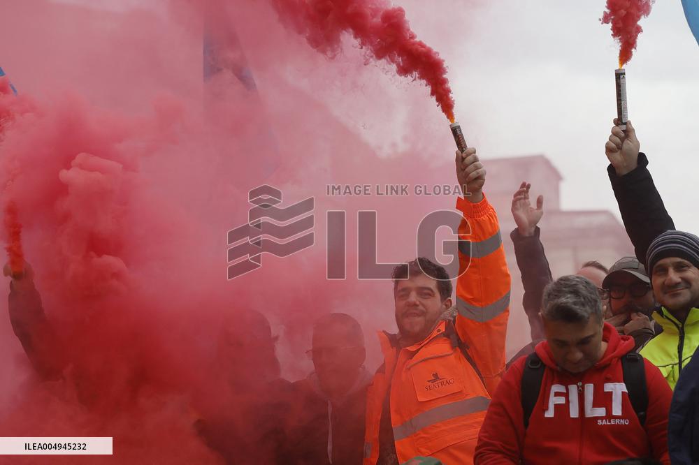 Docworkers protest in front of the Ministry of Transport - Rome