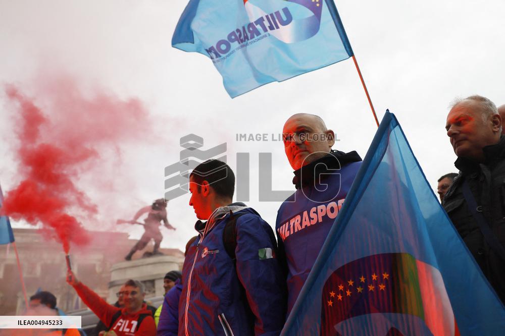 Docworkers protest in front of the Ministry of Transport - Rome