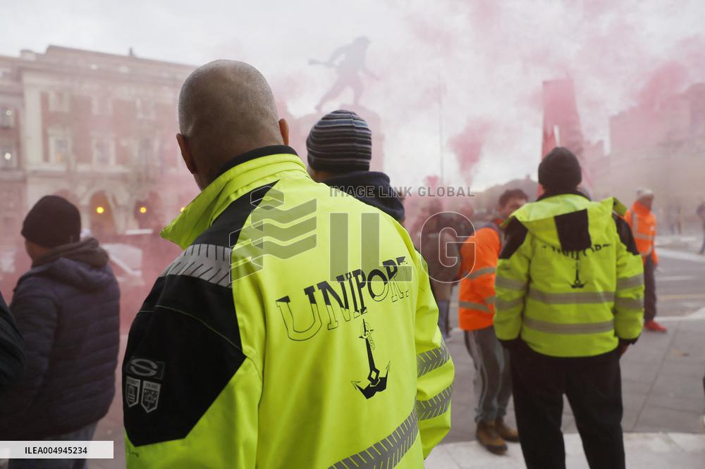 Docworkers protest in front of the Ministry of Transport - Rome
