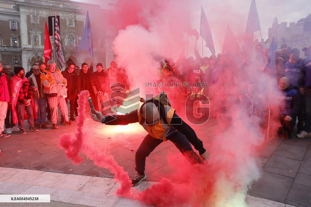 Docworkers protest in front of the Ministry of Transport - Rome