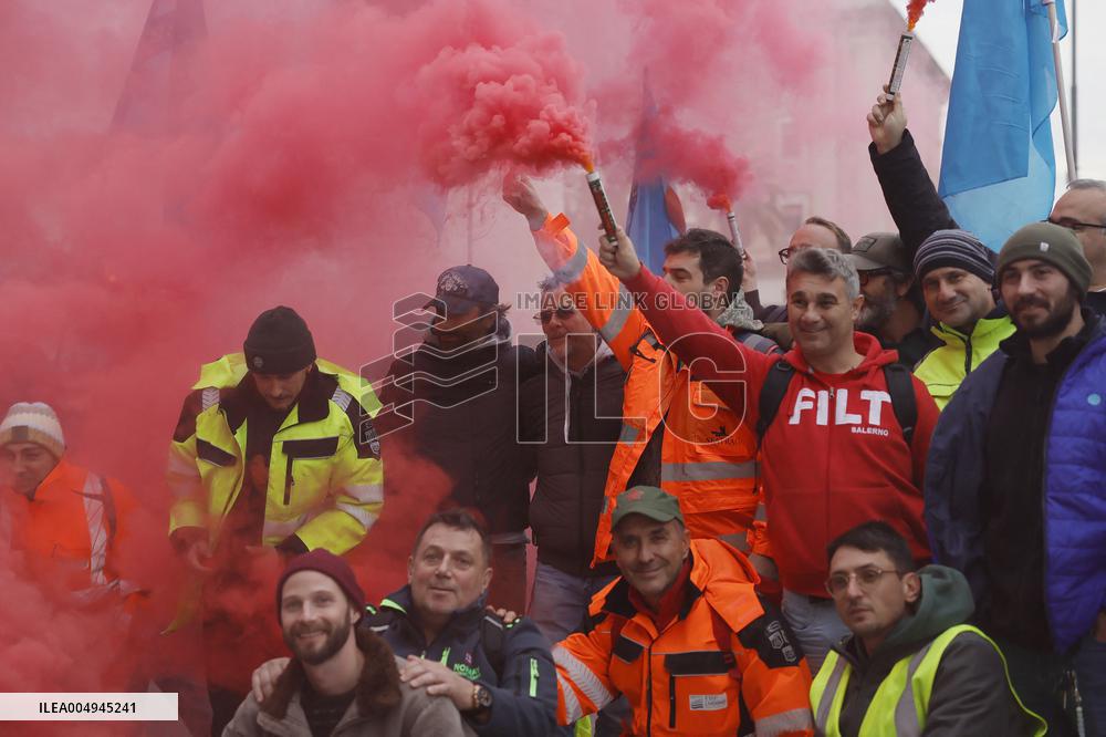 Docworkers protest in front of the Ministry of Transport - Rome