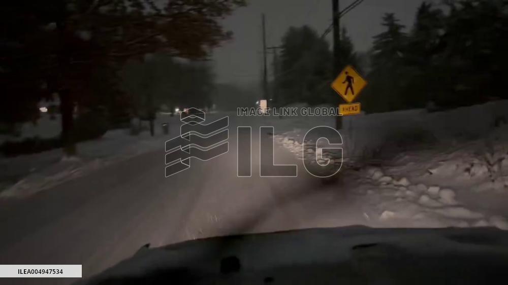 US: Snow Hits St. Louis, Blanketing Roads