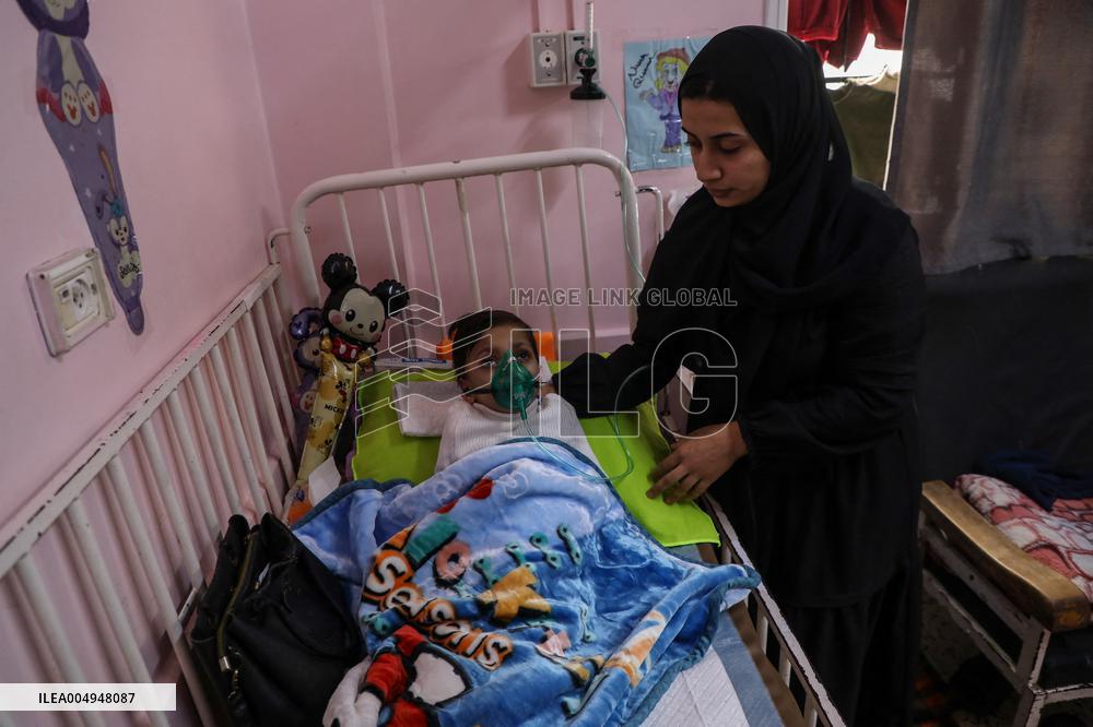 Palestinian Children Wait to Go Abroad to Receive Medical Treatment - Gaza
