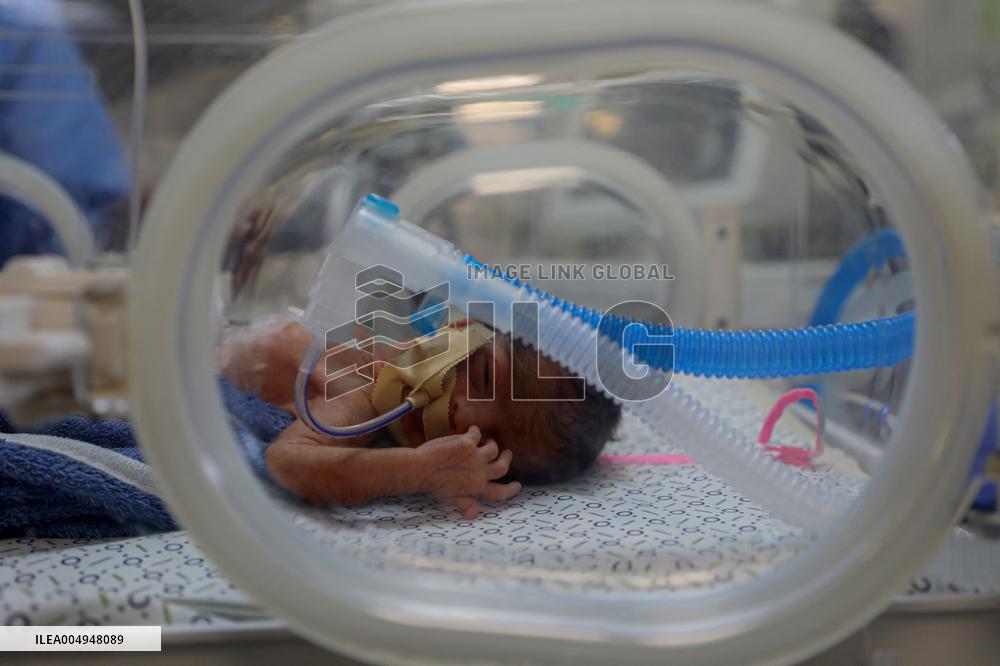 Palestinian Children Wait to Go Abroad to Receive Medical Treatment - Gaza