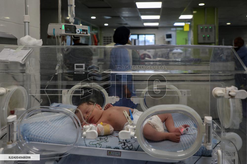 Palestinian Children Wait to Go Abroad to Receive Medical Treatment - Gaza
