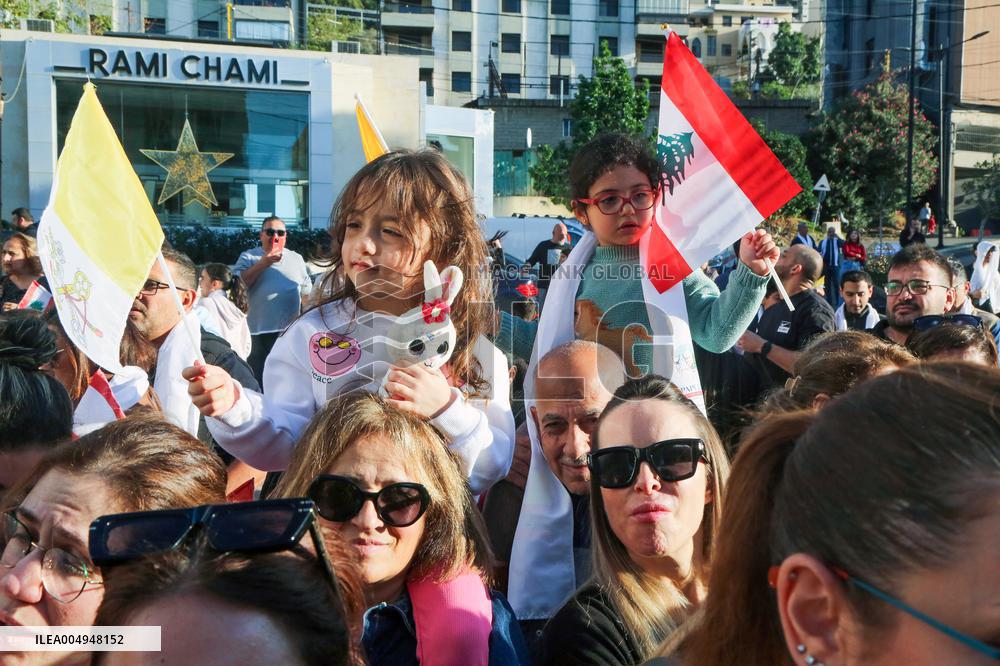 Cheering Crowds For Pope Leo XIV - Beirut