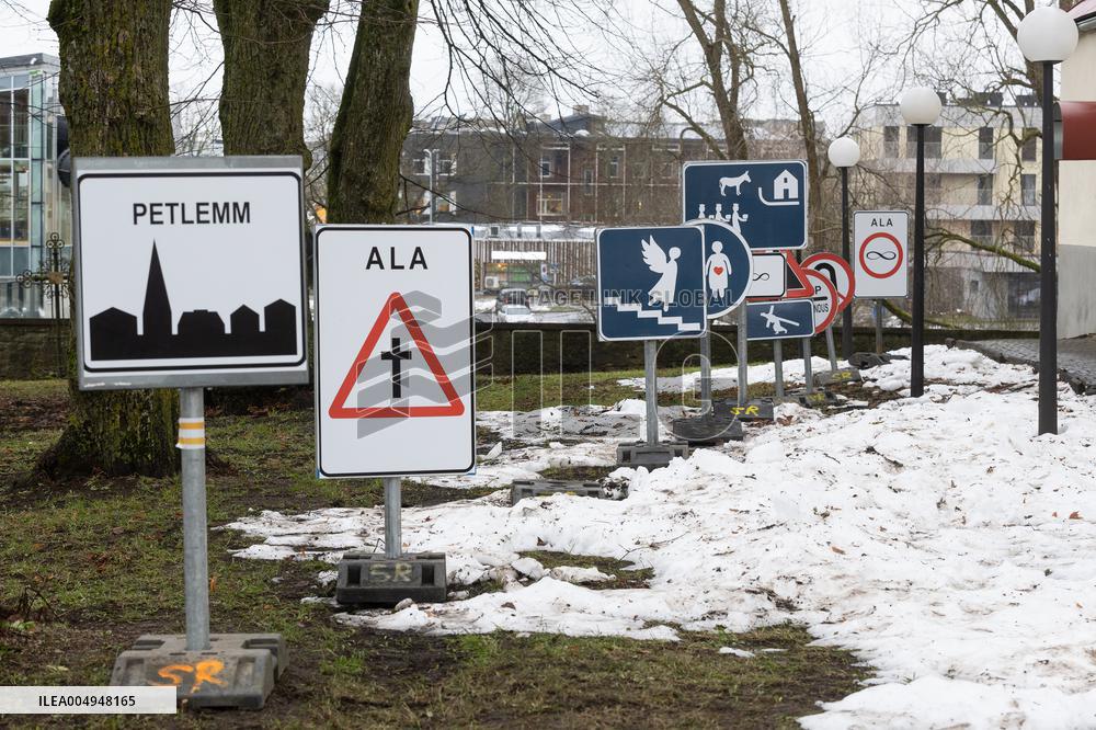 Road traffic signs advent display