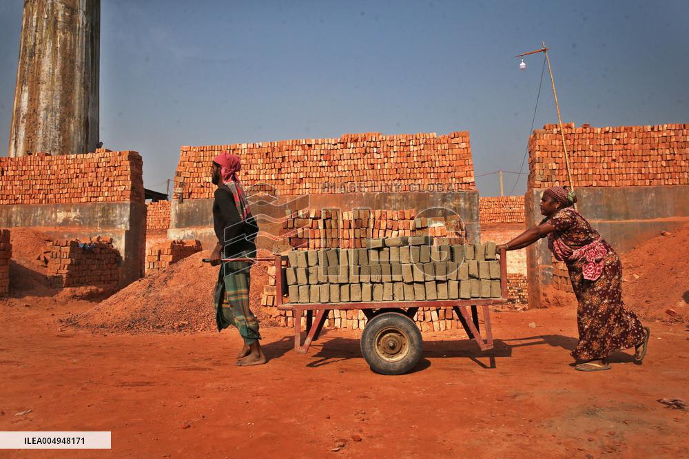 BANGLADESH-BRICKS-WORKER