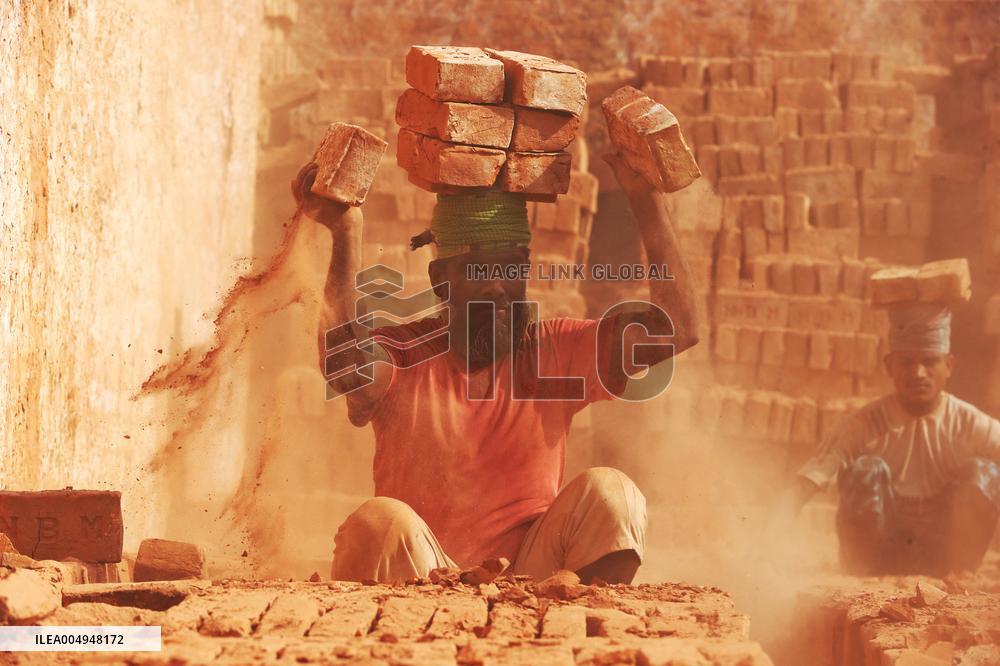 BANGLADESH-BRICKS-WORKER