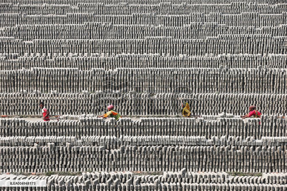BANGLADESH-BRICKS-WORKER