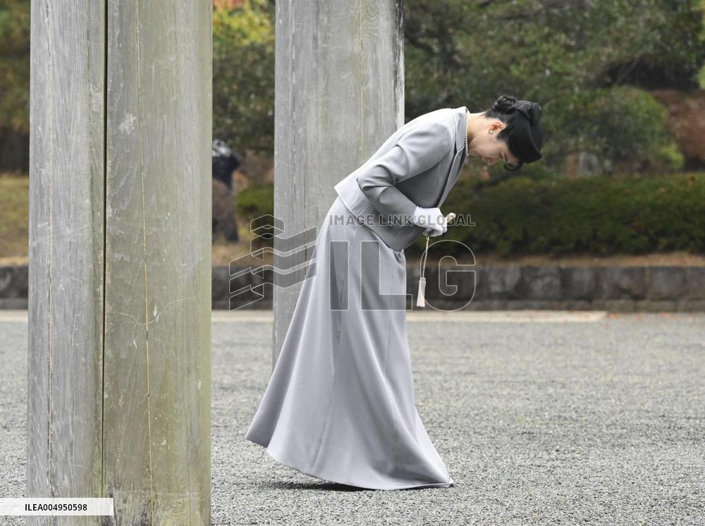 Japanese Princess Aiko visits imperial graveyard