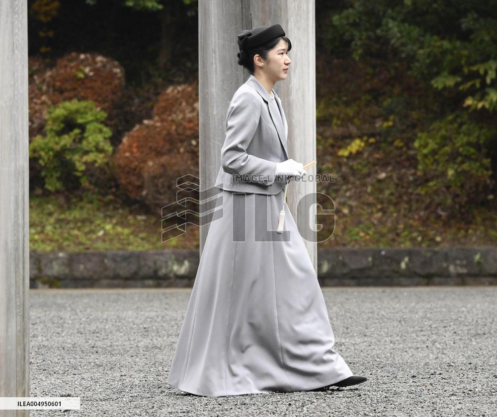 Japanese Princess Aiko visits imperial graveyard