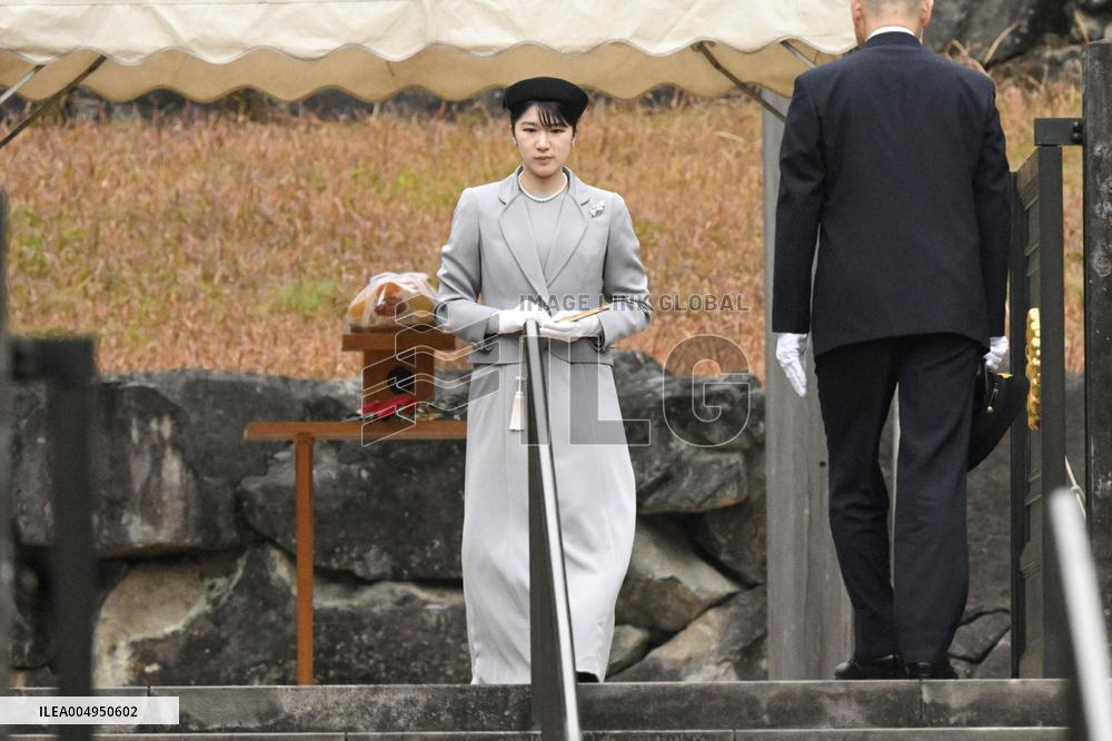 Japanese Princess Aiko visits imperial graveyard
