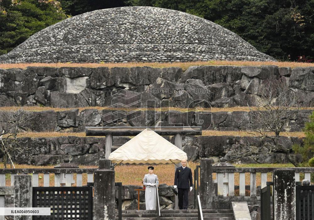 Japanese Princess Aiko visits imperial graveyard