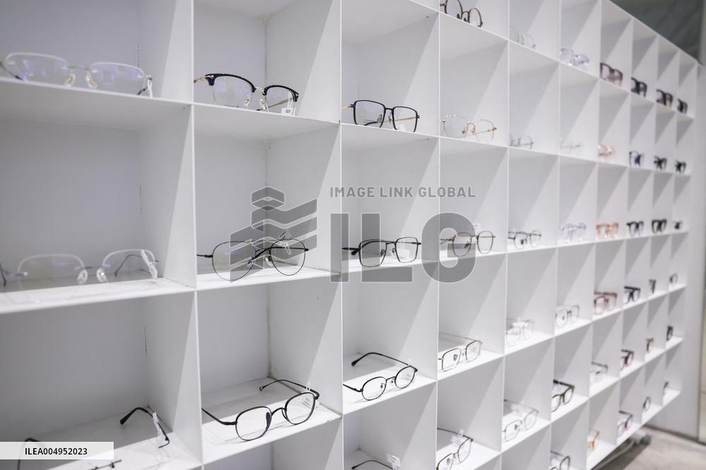 Opening of the discount eyeglasses shop Blacksheep - Paris AJ