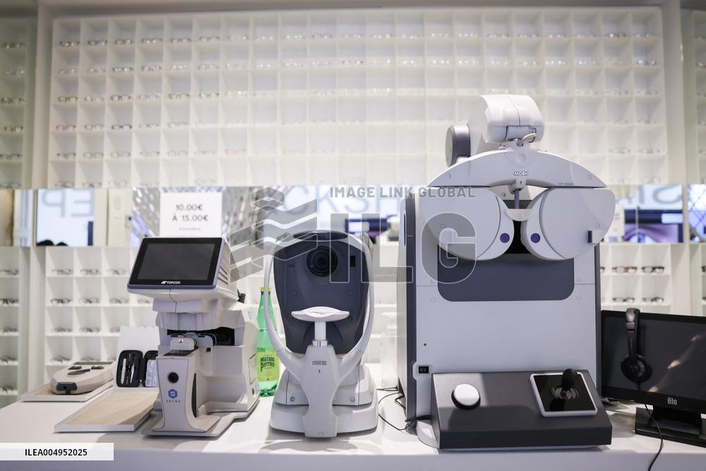 Opening of the discount eyeglasses shop Blacksheep - Paris AJ